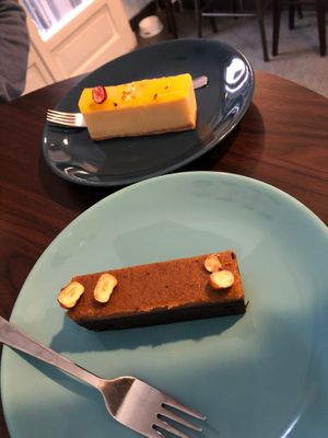 Cheese cake and brownie at Plantmilkyway in Budapest