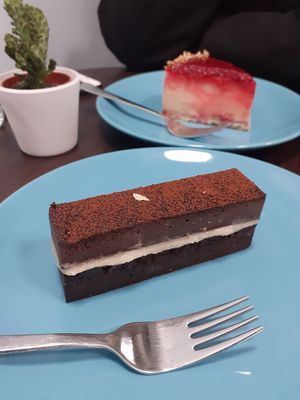Brownie & cheesecake (background) at Plantmilkyway in Budapest