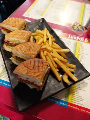Veg Burger with Potato Chips (470 INR + service + taxes = 543 INR) at Leopold Cafe in Mumbai