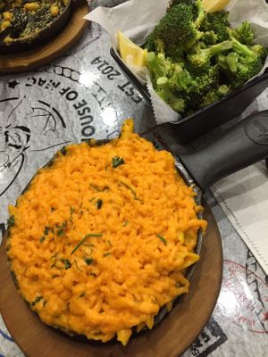 Aisha’s Mac and Broccoli 😋 at World Famous House of Mac in Miami