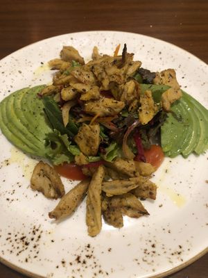 Tasty and fresh salad with Heura chicken at Sa Bodegueta in Mallorca