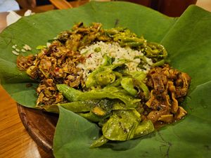 Garlic rice, mushrooms, snake gourd, green beans, banana leaf and aubergine at Ranbath in Colombo