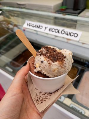 Helado de chocolate, galleta y virutas de chocolate. Fira Alternativa de València  at Vegetas in Valencia