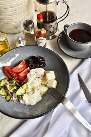HUEVOS POCHADOS MEDITERRÁNEOS.🍅🥒🧀🥖🇬🇷🇬🇷🇬🇷Queso Feta, Olivas, Alcaparras, Jitomate, Con Ensalada De: Pepino, Cebolla Roja & Eneldo. Dip De Yogurt Grieg at House in Cuernavaca