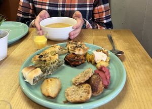 Probando un poco de casi todos los frios  at DaTerra in Aveiro