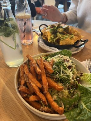Bulgur Bowl und KHC Chips & Dips, sowie selbstgemachte Limonaden. Schmeckt unglaublich lecker!!!  at Kunsthauscafé in Graz