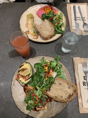Salmon + hummus y Tofu + avocado at Honest Greens - Plaça Catalunya in Barcelona