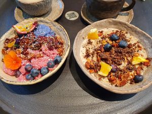 Smoothie Rojo y Azul y Overnight Oats at Honest Greens - Plaça Catalunya in Barcelona