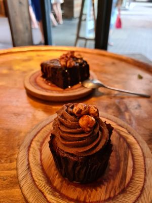 Caramel chocolate cupcake at Honest Greens - Plaça Catalunya in Barcelona