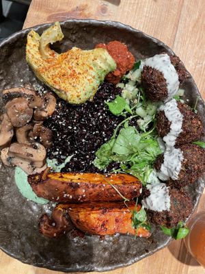 Avocado and rice plate  at Honest Greens - Plaça Catalunya in Barcelona