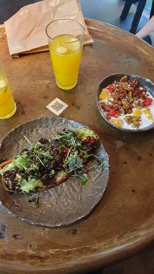 Avocado Toast y Overnight Oats at Honest Greens - Plaça Catalunya in Barcelona