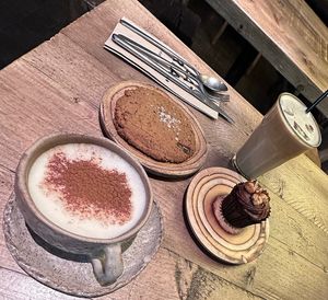 iced latte with almond milk, cappuccino with oat milk, chocolate chip cookie & vanilla caramel cupcake
 at Honest Greens - Plaça Catalunya in Barcelona
