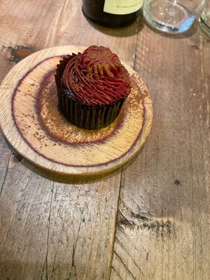 red velvet cupcake  at Honest Greens - Plaça Catalunya in Barcelona