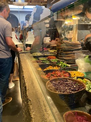 Na fila, onde conseguimos vê-los a preparar as refeições. at Honest Greens - Plaça Catalunya in Barcelona