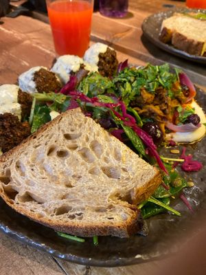 Pedi um market plate (inclui pão e salada) "Homemade Falafel with Tahini Sauce" (A mix of chickpeas, leeks, pepper, cumin, herbs and tahini sauce.Elaborated with olive oil) (8,50 at Honest Greens - Plaça Catalunya in Barcelona