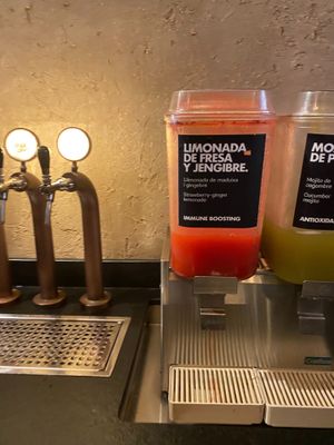 Refill de sumos naturais   at Honest Greens - Plaça Catalunya in Barcelona