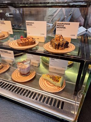 Plant based cakes at Honest Greens - Plaça Catalunya in Barcelona