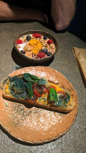 Overnight oats and Honest Pan Tumaca at Honest Greens - Plaça Catalunya in Barcelona