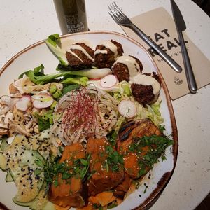 Umami Salad with Falafels and Chilli-Glazed Sweet Potato at Honest Greens - Plaça Catalunya in Barcelona