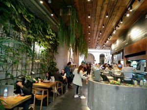 Great atmosphere at Honest Greens - Plaça Catalunya in Barcelona