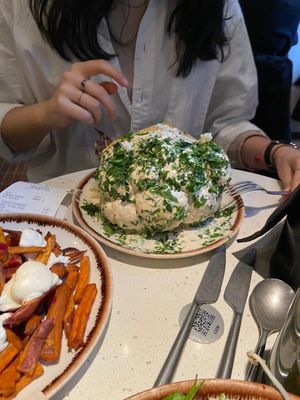 cauliflower with tahinisauce at Honest Greens - Plaça Catalunya in Barcelona