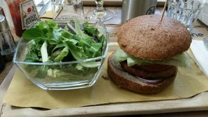 Hamburger vegano Beyond Meat con contorno di insalata at WellDone Burger in Ravenna