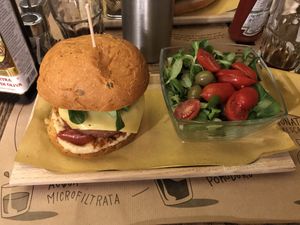 Beyond burger con contorno di insalata 🥗  at WellDone Burger in Ravenna