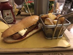 Beyond bassotto con contorno di patate al forno 😊 at WellDone Burger in Ravenna