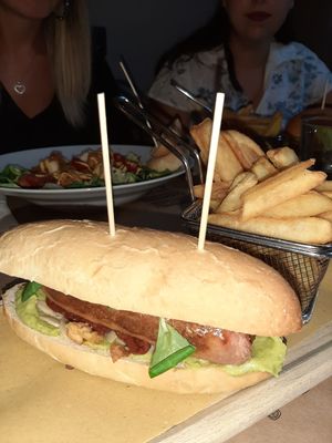 ho preso l'hot-dog beyond meat, buono, abbinato con crema di piselli e pomodori secchi at WellDone Burger in Ravenna