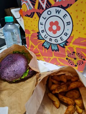 Flower burger with baked potatoes at Flower Burger in Verona