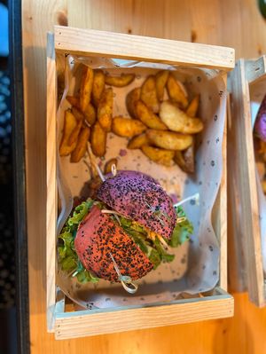 Bonita presentación, buena porción, rico sabor. precio calidad, bien. Atento servicio, cómodo lugar para comer. Solo las cervezas artesanales no las recomiendo  at Flower Burger in Verona