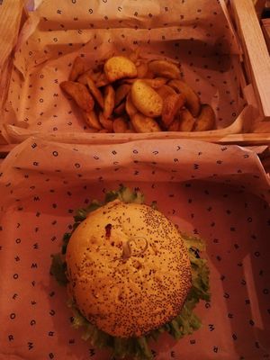 Sunset burger with potatoes at Flower Burger in Verona
