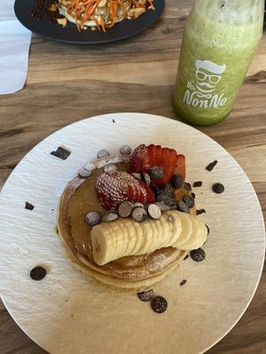 Detox smoothie, vegan protein pancakes, jackfruit pancakes  at Mr NonNo in Rotterdam