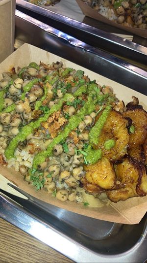 Bol M (riz complet, sauce yassa, pois chiches marinés, bananes plantains)   at Osè African Cuisine in Paris