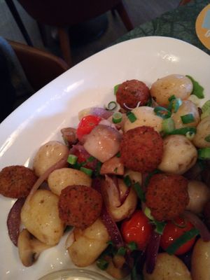 Backkartoffeln mit Zwiebeln und Falafeln at Cafe Del Sol in Castrop-rauxel