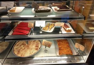 Große Kuchentheke mit vielen veganen Optionen at Fräulein Coffea in Bochum