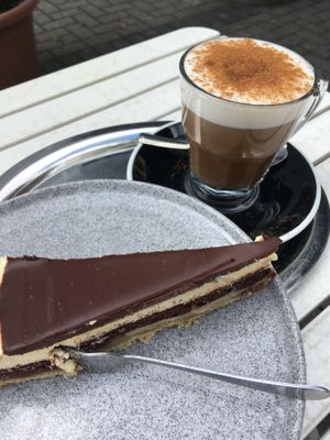 Vegane Donauwelle und Gewürzkaffee mit Hafermilch  at Fräulein Coffea in Bochum