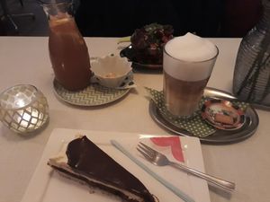 Vegane Donauwelle und Hafer-Latte 💕 at Fräulein Coffea in Bochum