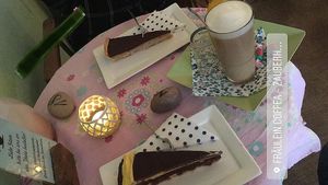 Donauwelle, chocolate tarte and black tea at Fräulein Coffea in Bochum