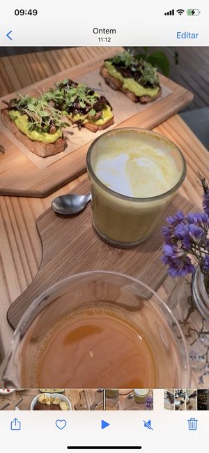 Suco do sol, golden milk e toast de avocado com cogumelo at Purana in Sao Paulo