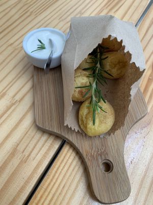 Entrada de pão do amor com requeijão  at Purana in Sao Paulo