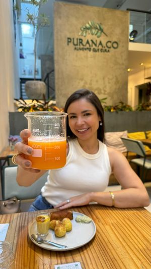 Muitas opções de sucos delicioso. Esse é o suco sol at Purana in Sao Paulo