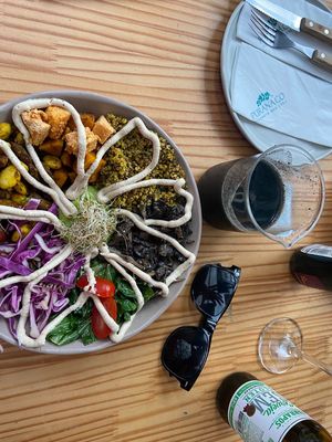 Bali Bowl e bebida chamada "carvão ativado" (limão, maçã e carvão ativado) at Purana in Sao Paulo