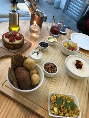 Torta de queijo de painço e tábua de café da manhã  at Purana in Sao Paulo