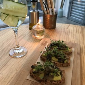 Gin tônica clássica e tostex de abacate com cogumelos at Purana in Sao Paulo