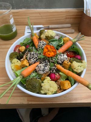 Bowl de salada , melhor que já comi !! at Purana in Sao Paulo