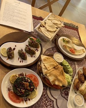 Bis auf den Teller rechts unten im Bild alles vegan. ❤️  at ARAMIA Podzamcze in Szczecin