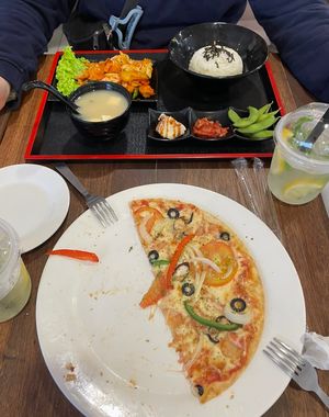 Koreanisches dalgabi und Mixed veggie Pizza  at Miso Kimchi in Tanah Rata