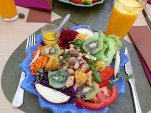 Salad with mango/orange sauce at Stressfree in Vila Nova De Milfontes