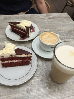 Red velvet cake and coffee with oatmilk at Pluk Cats & Coffee in Maastricht